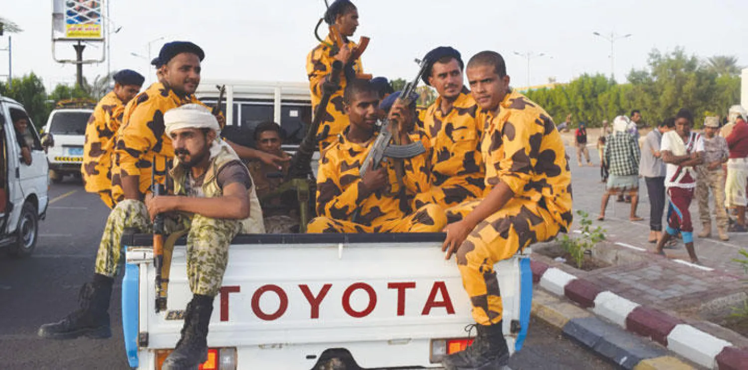 عناصر أمن يمنيون يصلون إلى موقع تجمع شبي في المدينة الجنوبية عدن (أ.ف.ب)