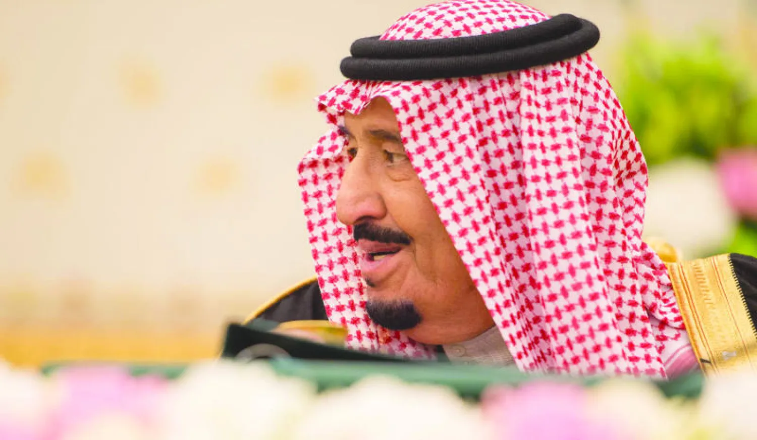 خادم الحرمين الشريفين الملك سلمان بن عبد العزيز لدى ترؤسه جلسة مجلس الوزراء في الرياض أمس (واس)