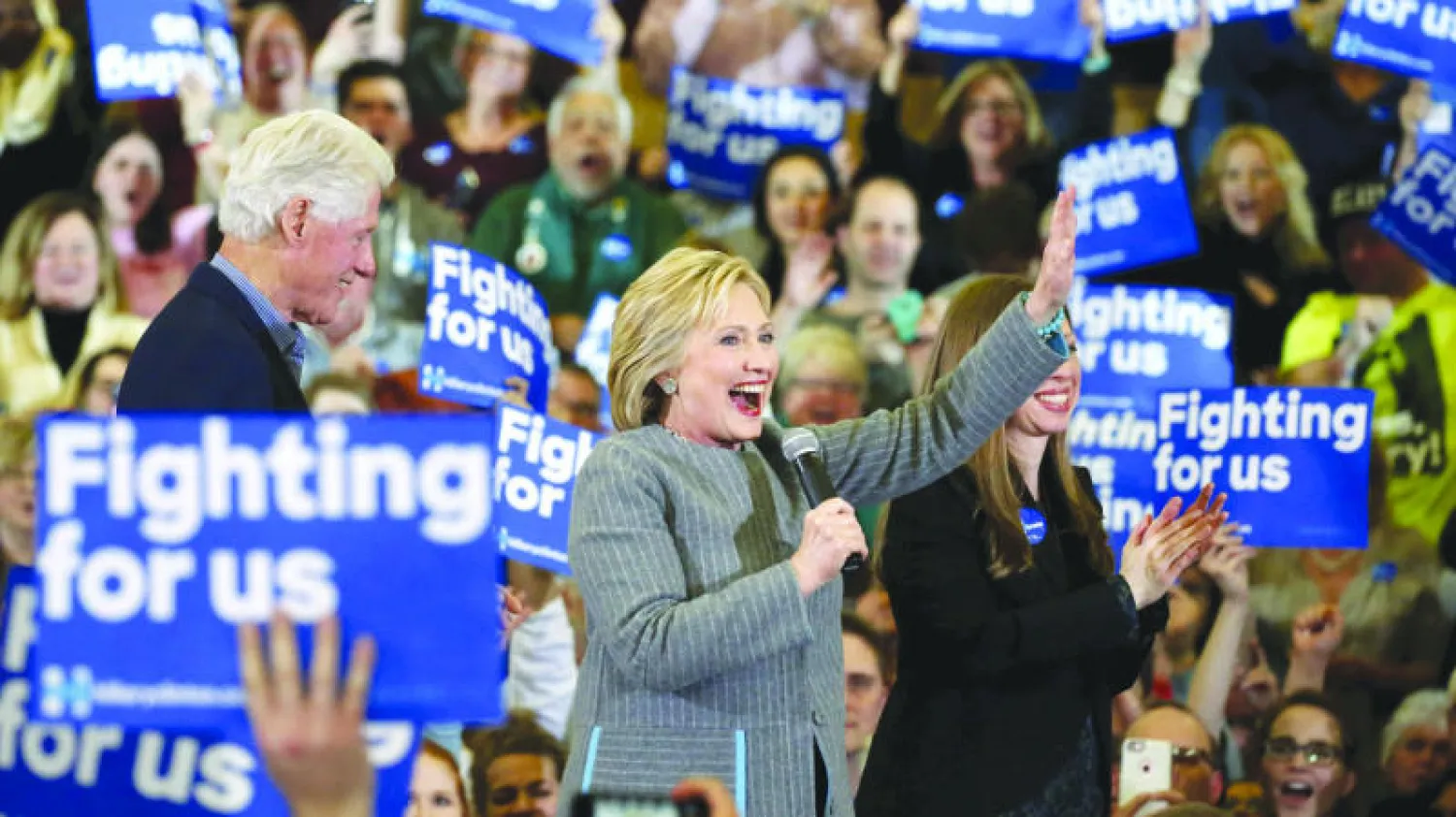 المرشحة الديمقراطية لانتخابات الرئاسة الأميركية هيلاري كلينتون إلى جانب زوجها الرئيس السابق بيل كلينتون في تجمع انتخابي بولاية أيوا أمس (رويترز)