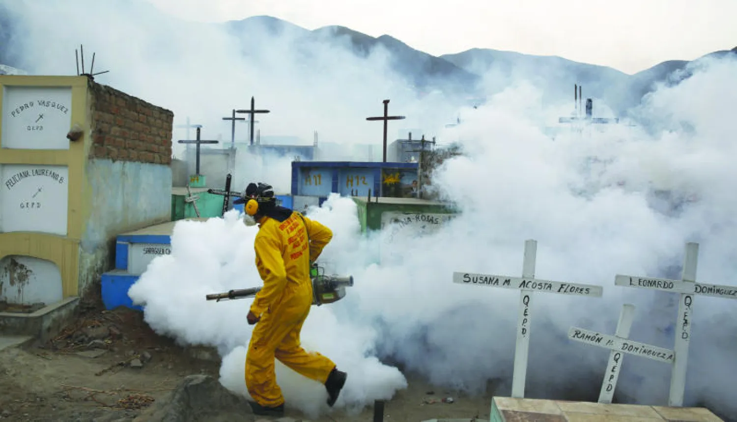 عامل في القطاع الصحي يرش منطقة تنتشر فيها الحشرات بضواحي العاصمة البيروفية ليما كإجراء وقائي ضد فيروس «زيكا» أمس (رويترز)