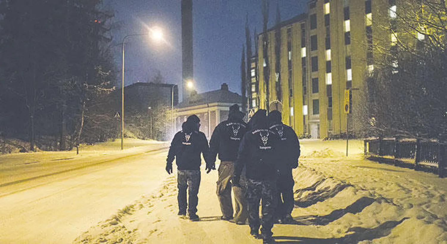 أفراد من «لجان الأمن» الفنلندية يجوبون شوارع مدينة تامبيري جنوب وسط فنلندا (واشنطن بوست)