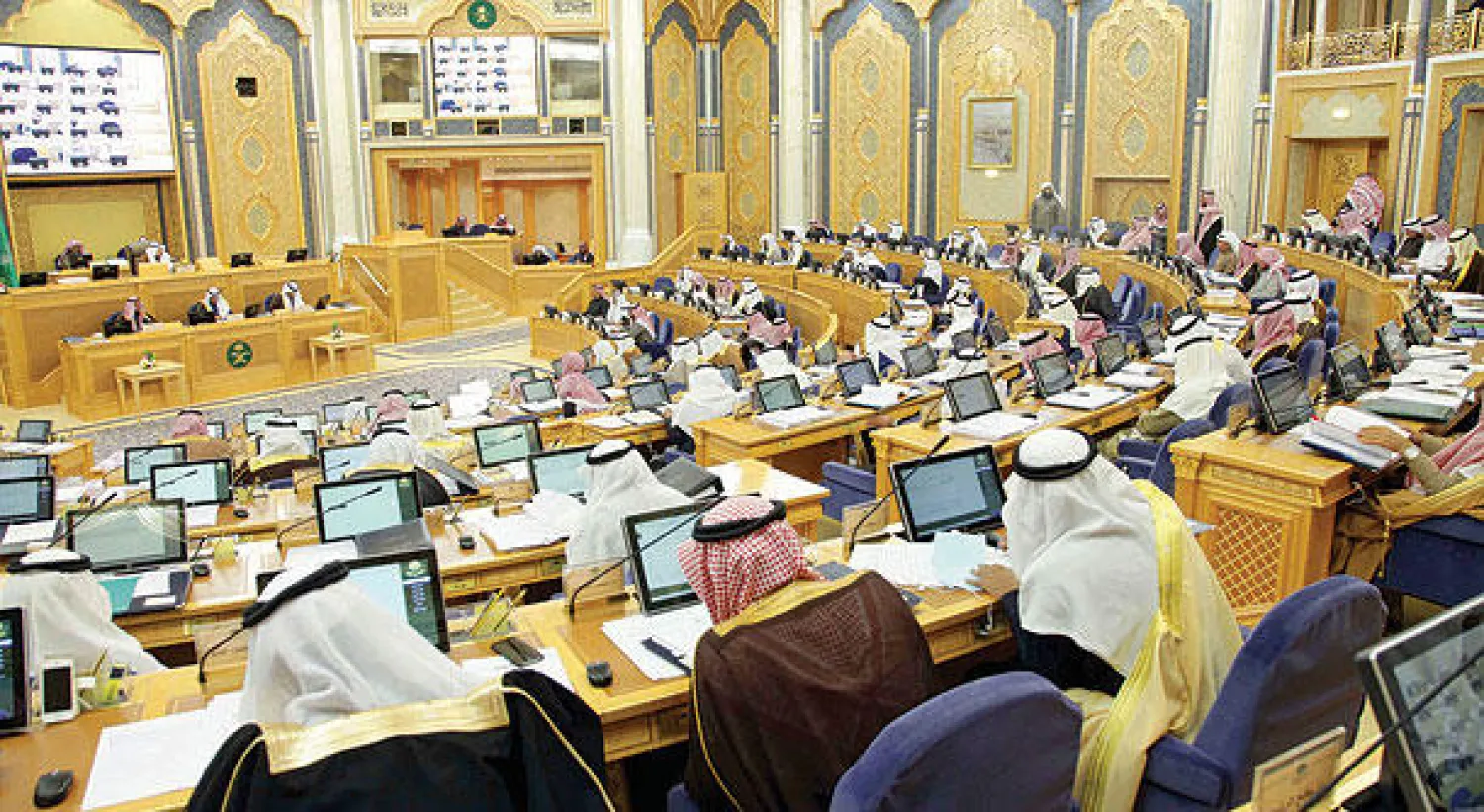 جانب من جلسة مجلس الشورى السعودي الذي تمسك بقراره أمس بشأن تخفيض ساعات العمل في القطاع الخاص إلى 40 ساعة أسبوعيًا («الشرق الأوسط»)