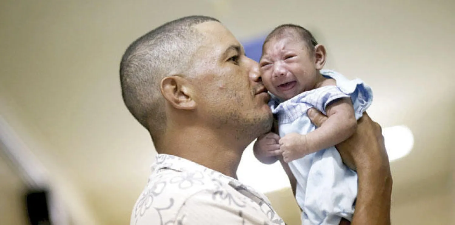 أدلة قوية تربط علاقة فيروس «زيكا» بمرض صغر الرأس (رويترز)