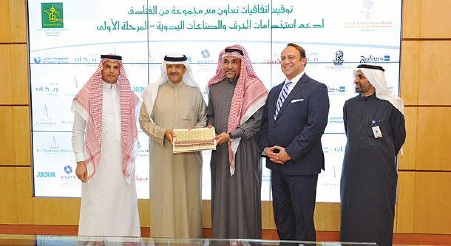 أكد الأمير سلطان بن سلمان أن مشروعات وبرامج التعاون المشتركة بين «بارع» ومنشآت الإيواء السياحي بمختلف أنواعها تأتي ضمن جهود البرنامج لدعم الحرف اليدوية اقتصاديًا واستثماريًا («الشرق الأوسط»)