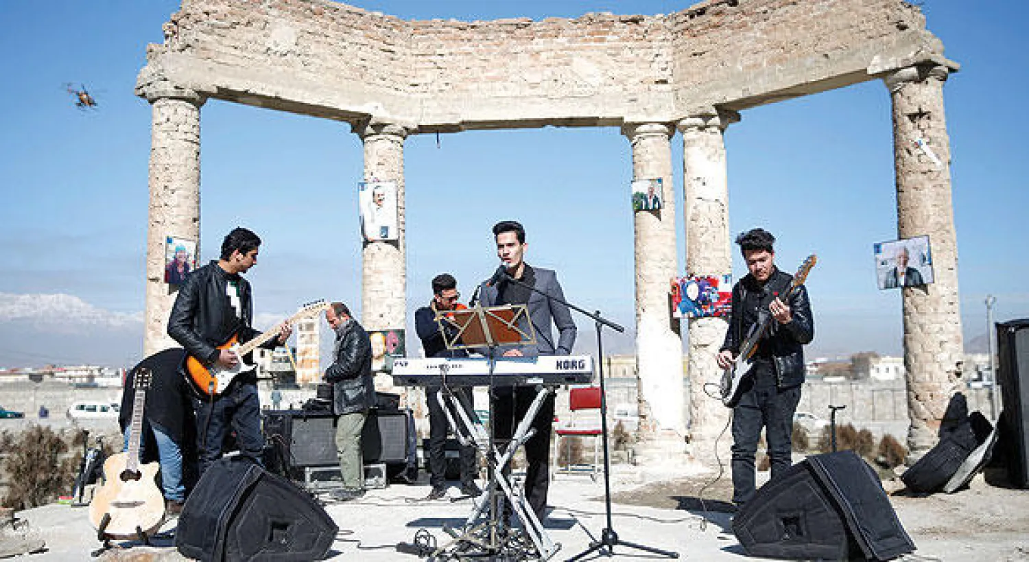 فرقة موسيقية تعزف بين أطلال قصر «دار الأمان» على مشارف كابل ضمن مبادرة دولية باسم «لإحلال السلام في أفغانستان» (رويترز)