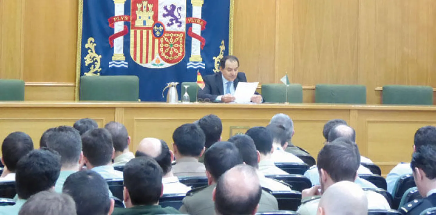 الأمير منصور بن خالد الفرحان آل سعود السفير السعودي لدى إسبانيا يلقي محاضرة  في المركز الأعلى للدراسات الدفاعية والاستراتيجية في مدريد