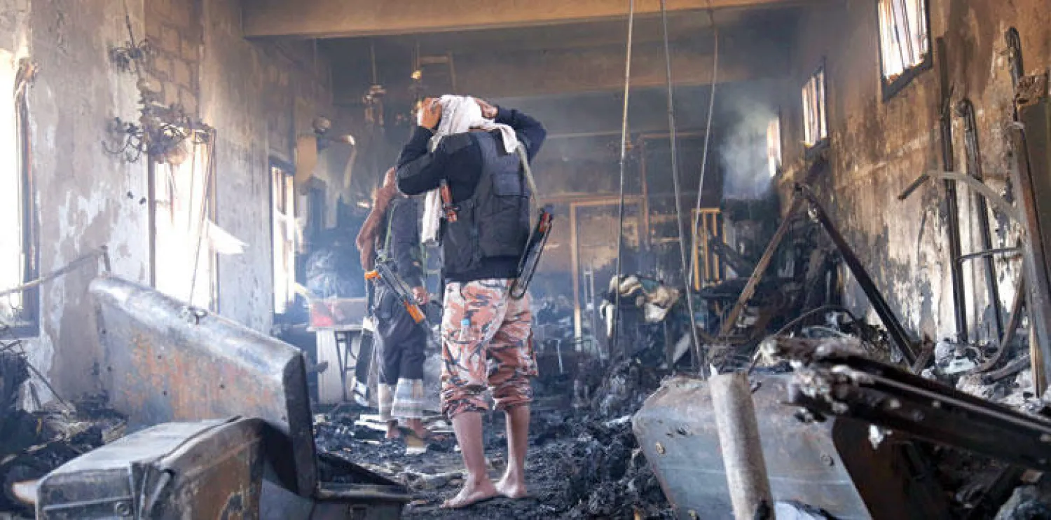 آثار الدمار في إحدى قاعات المتحف الوطني في تعز الذي تعرض للقصف (أ.ف.ب)