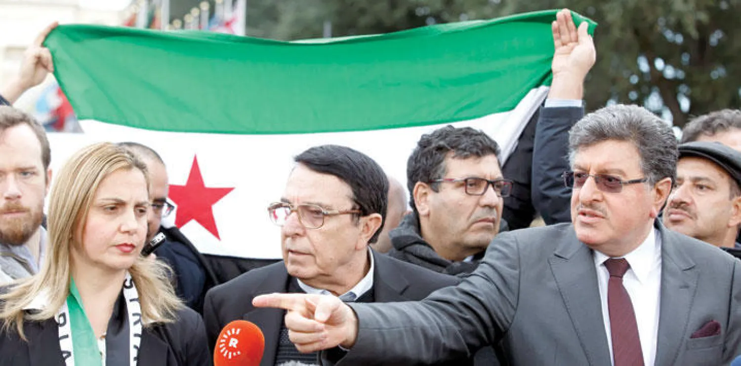 سالم المسلط المتحدث باسم الهيئة العليا للتفاوض يتحدث إلى الإعلام مع زملائه من أعضاء وفد المعارضة إلى اجتماع جنيف أمس (إ.ب.أ)