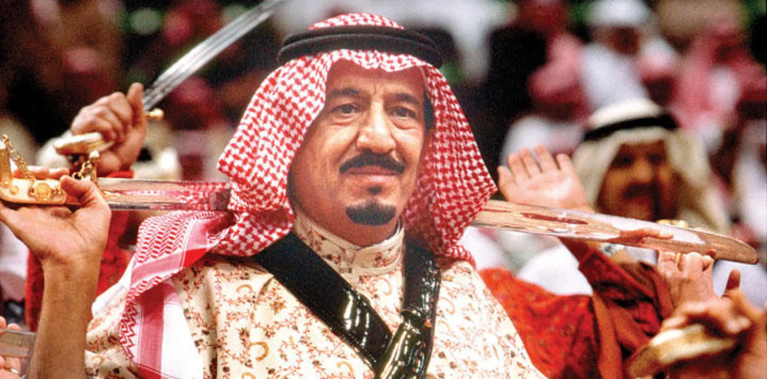 خادم الحرمين الشريفين الملك سلمان خلال تأديته العرضة السعودية ({غيتي})