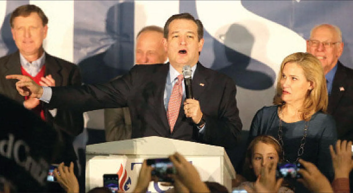 المرشح الجمهوري إلى البيت الأبيض تيد كروز بين مناصريه أول من أمس بعد فوزه بأصوات التجمع الجمهوري في ولاية آيوا (أ.ف.ب)