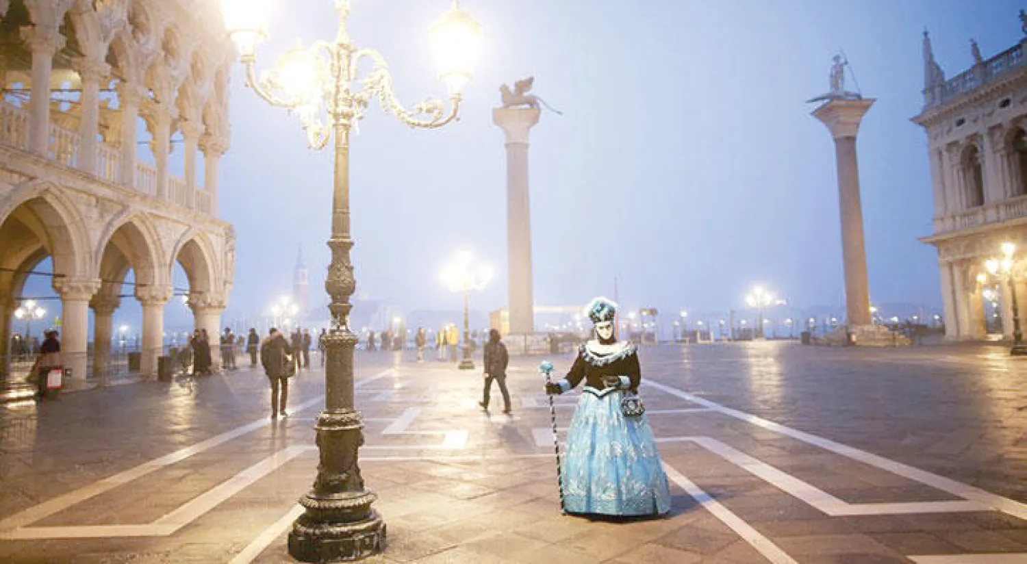 تتميز ساحة سان ماركو الشهيرة بوجود أهم مظاهر الإحتفالات خلال الكرنفال (رويترز)