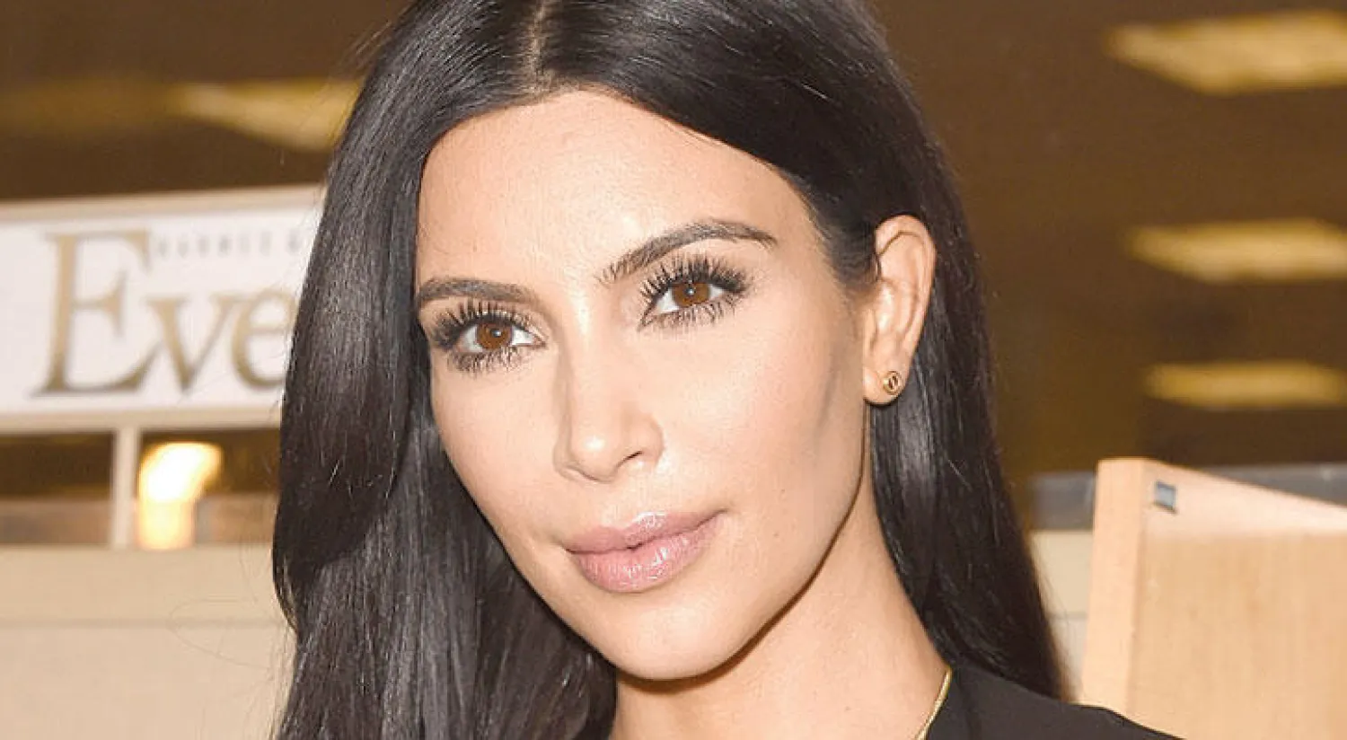 نجمة الواقع كيم كارداشيان تستطلع رأي المغردين بحثًا عن اسم لألبوم زوجها