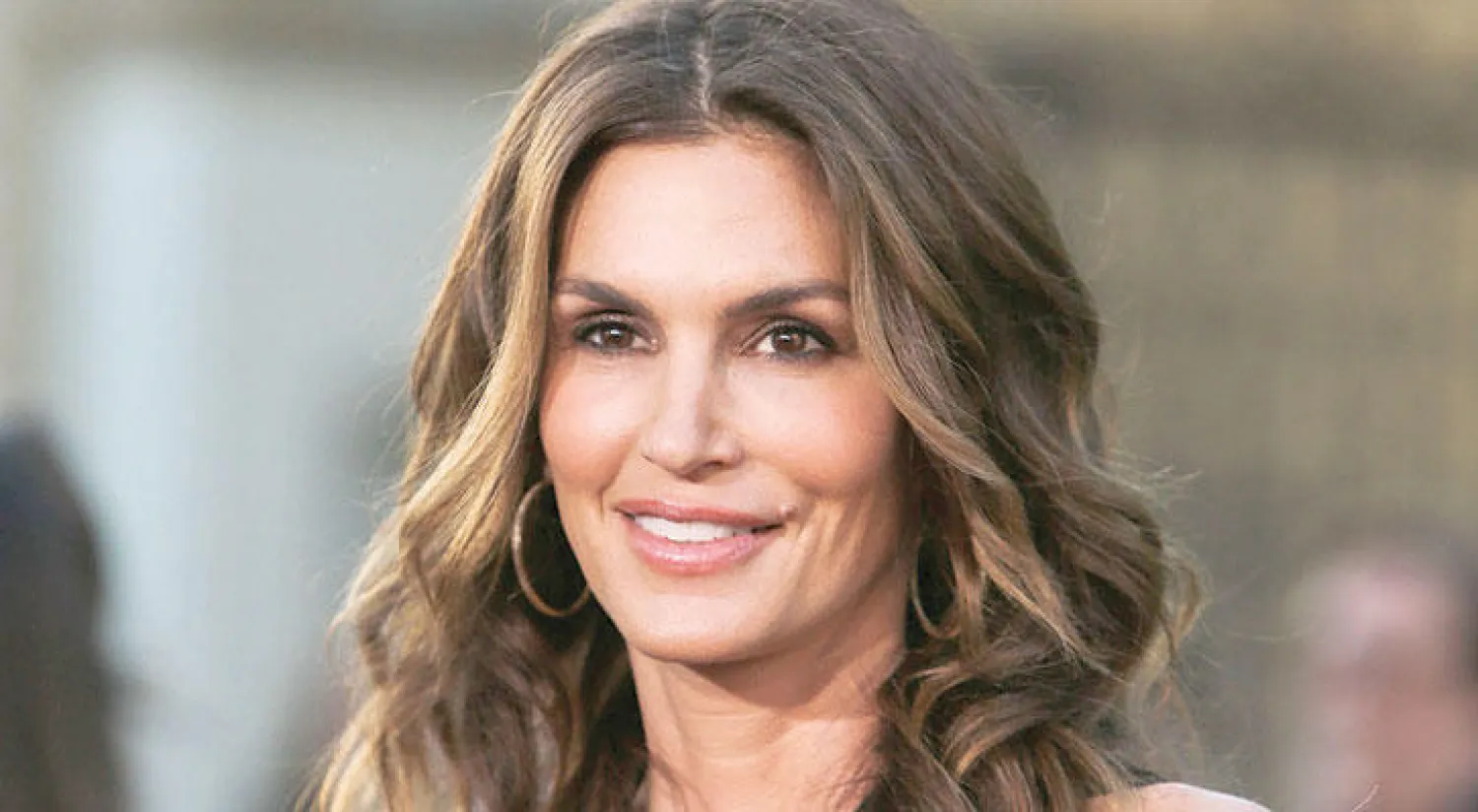 العارضة العالمية سيندي كروفورد تنفي إشاعات تقاعدها