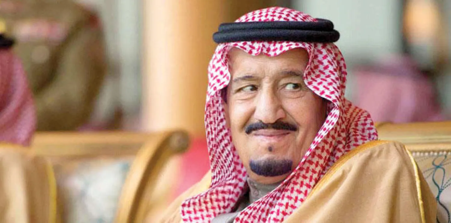 خادم الحرمين الشريفين خلال اللحظات الأولى لانطلاق «الجنادرية 30» (واس)