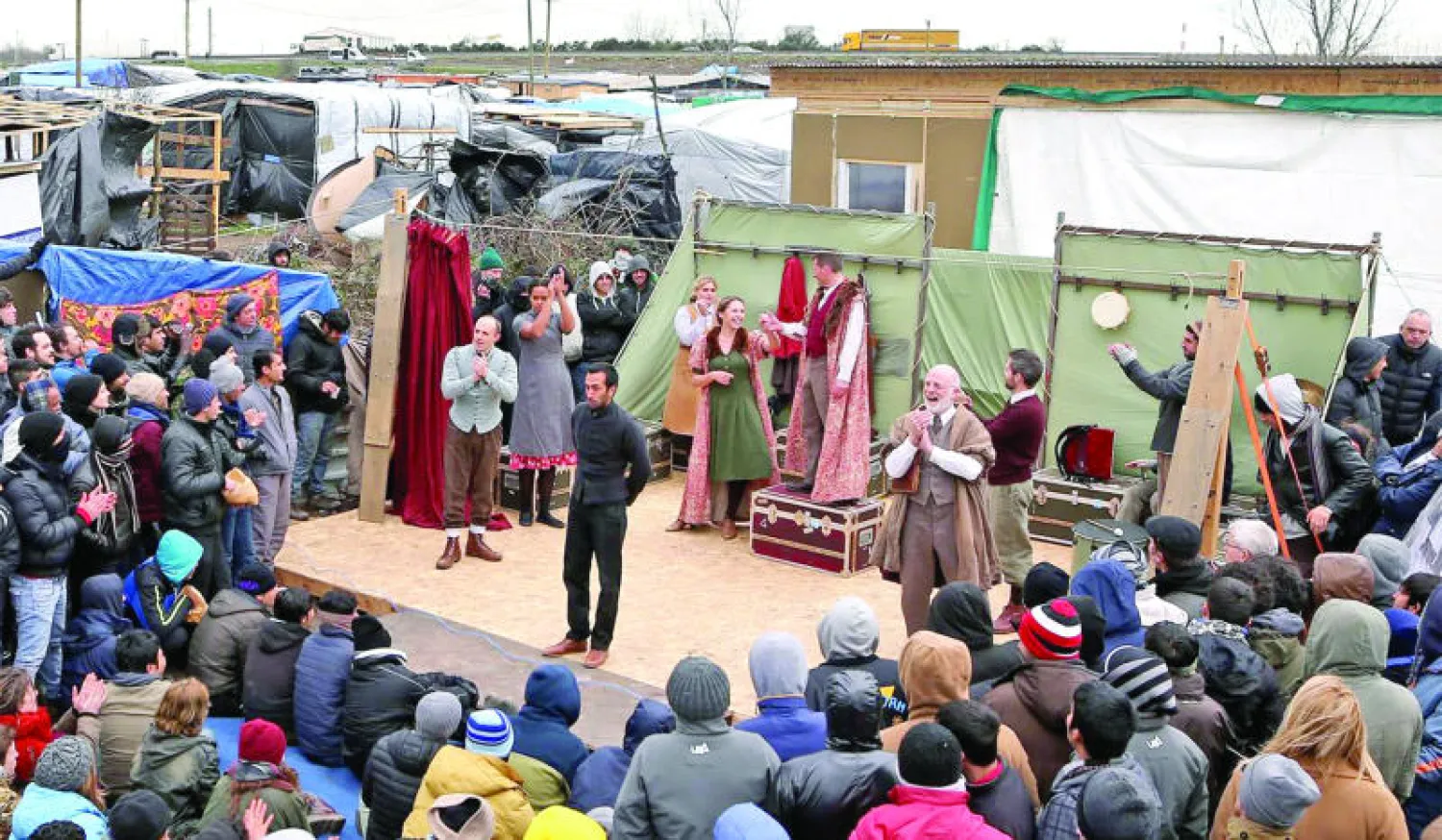 جانب من عرض مسرحية «هاملت» في مخيم كاليه للاجئين المعروف باسم «الغابة» (غيتي)