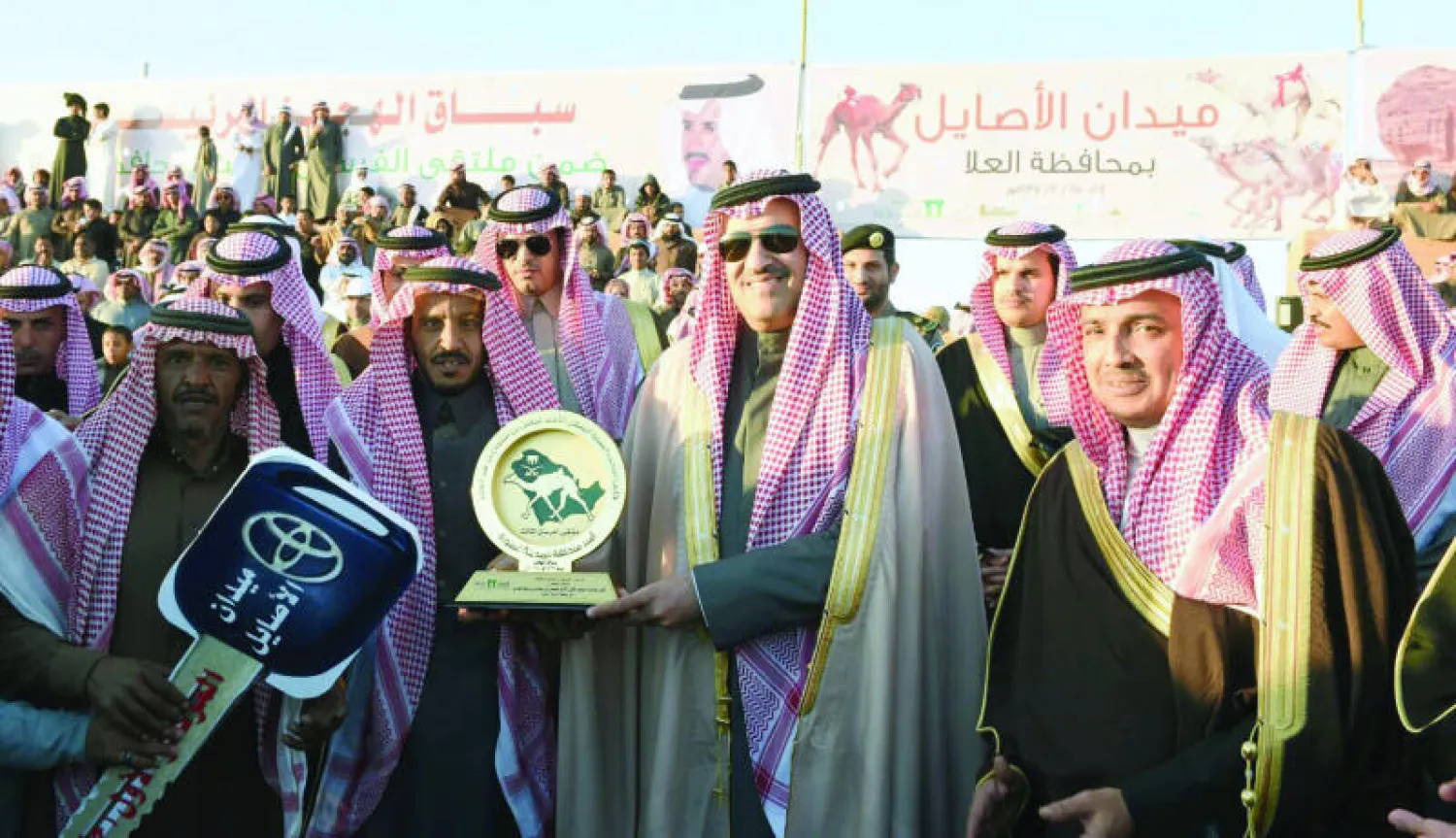 الأمير فيصل بن سلمان أمير منطقة المدينة المنورة خلال تتويج الفائز أمس («الشرق الأوسط»)