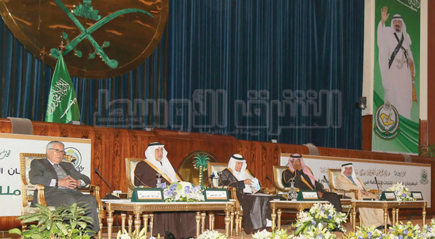 الأمير خالد الفيصل متحدثاعن الملك الراحل عبد الله بن عبد العزيز.. ويبدو الأمير فيصل بن عبد الله ومحمد بن عيسى وزير الخارجية والتعاون المغربي الأسبق (تصوير حميد الحازمي)