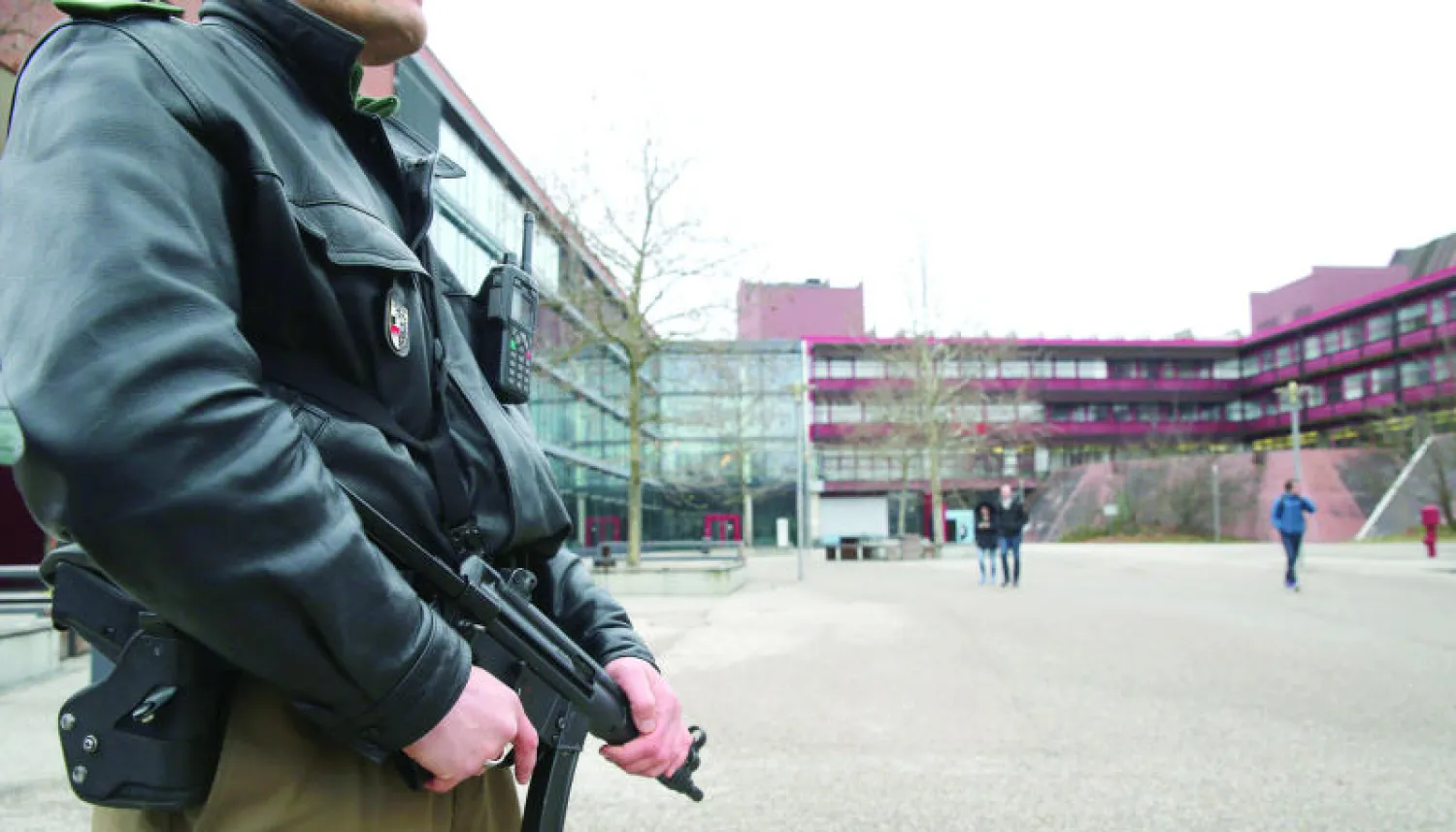 إجراءات أمنية مشددة في جامعة نورنبرغ في أعقاب تحذيرات من تخطيط أحد الأفراد بتنفيذ إطلاق نار عشوائي في الجامعة أول من أمس (إ.ب.أ)