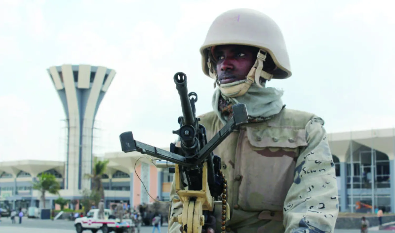 عنصر من قوى الأمن في حراسة أمام مطار عدن (أ.ف.ب)