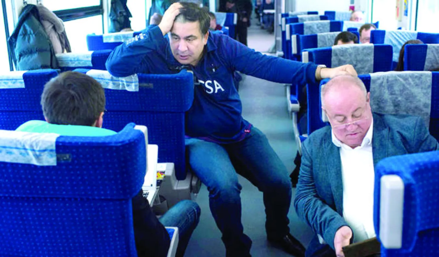 ميخائيل سكاشفيلي (وسط) رئيس جورجيا السابق الذي تولى دور مكافح الفساد الأول في أوكرانيا (نيويورك تايمز)