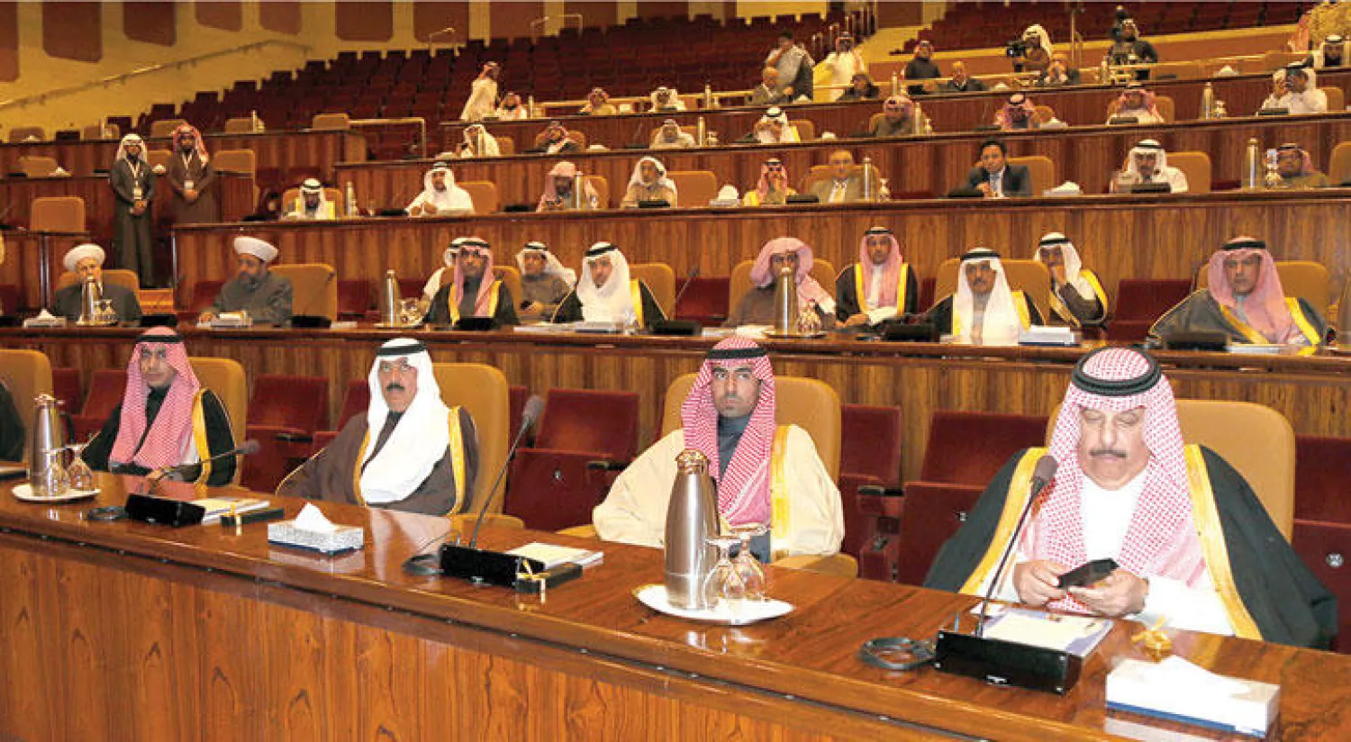 الأمير متعب بن عبد الله وزير الحرس الوطني ويبدو ابناه الأمير عبد الله والأمير سعد خلال حضورهم ندوة شهادات عن الملك الراحل عبد الله بن عبد العزيز (تصوير حميد الحازمي)