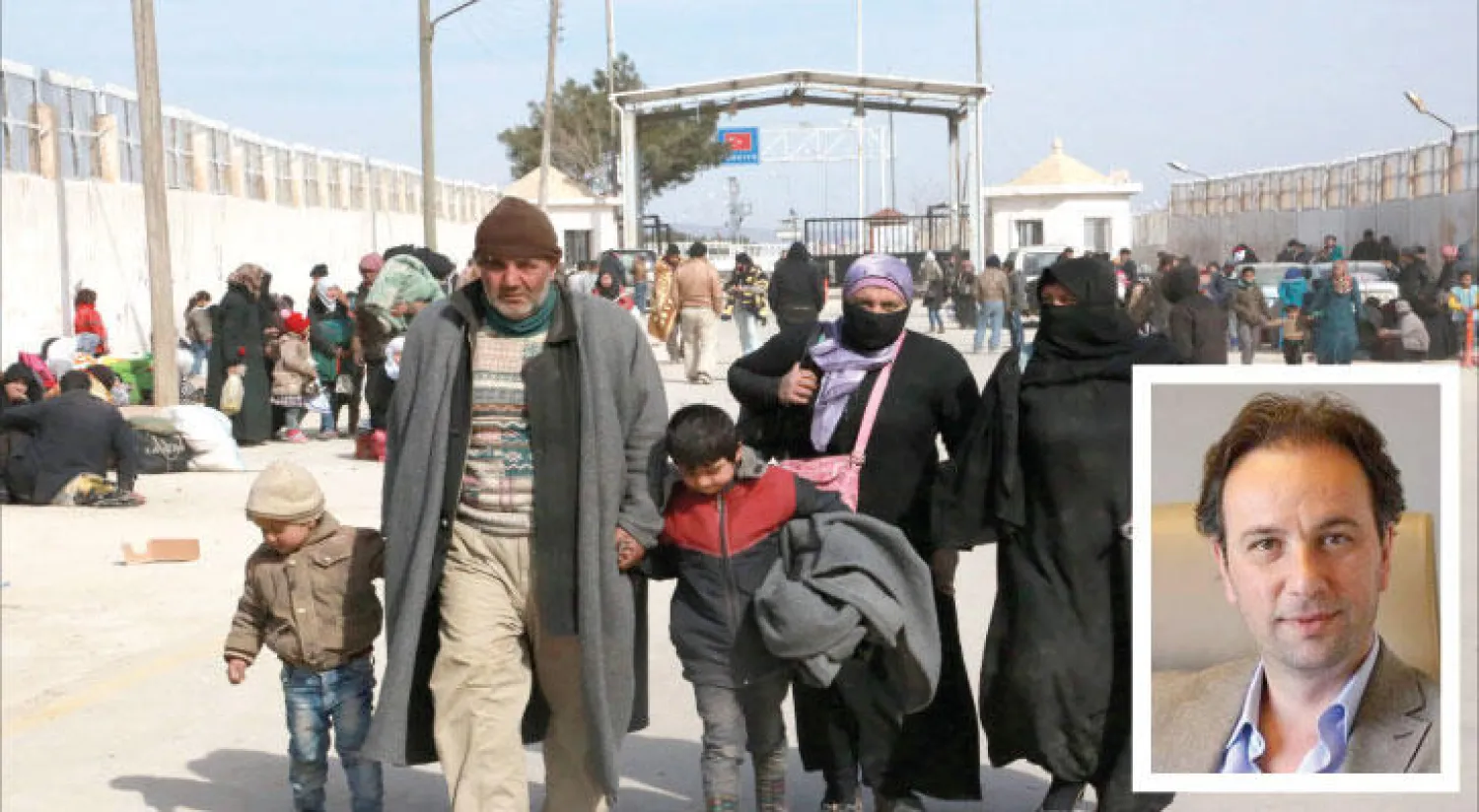 سوريون فارون من القتال في ريف حلب أمس (أ.ف.ب) وفي الاطار خالد خوجة