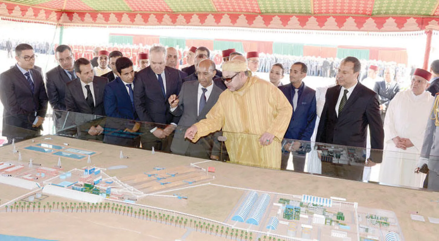 العاهل المغربي الملك محمد السادس أثناء إعطائه  انطلاقة إنجاز مشروع مركب صناعي مندمج لإنتاج الأسمدة أمس («الشرق الأوسط»)