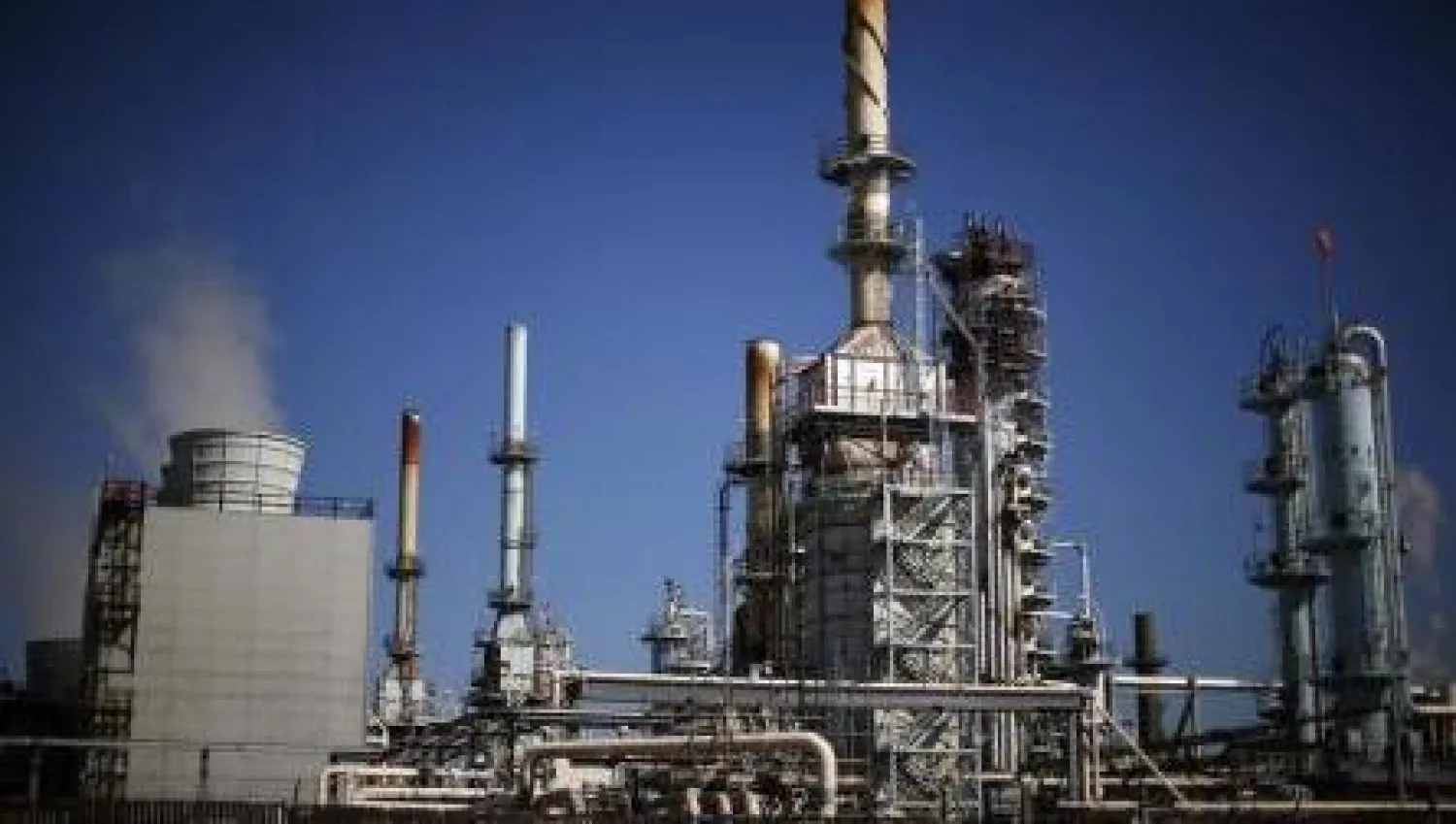 النفط يتراجع في ظل ضعف العوامل الأساسية