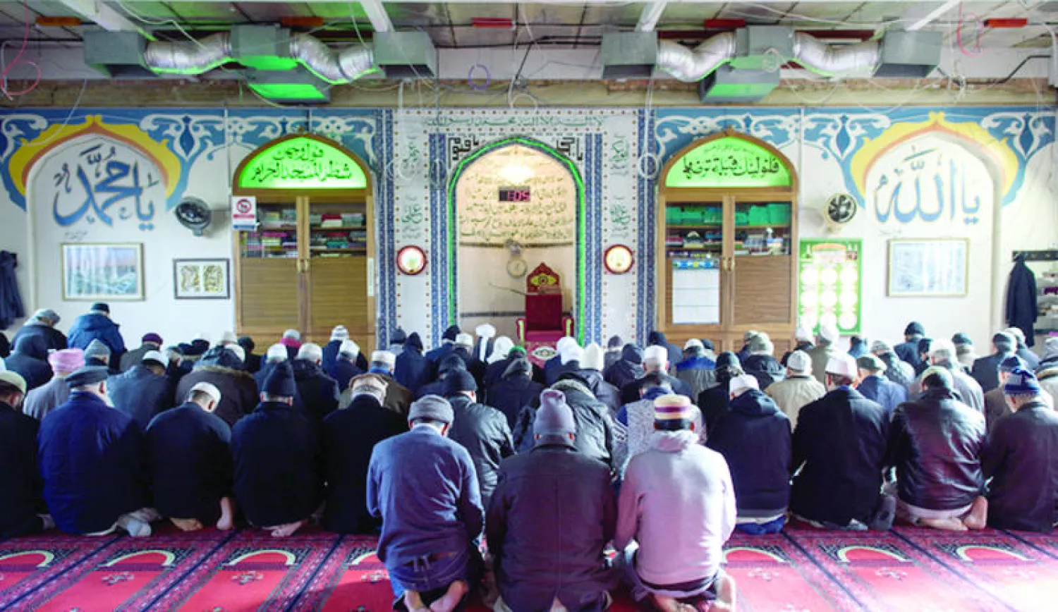 بعض أبناء الجالية المسلمة يصلون في المسجد المركزي في لوتن (واشنطن بوست)