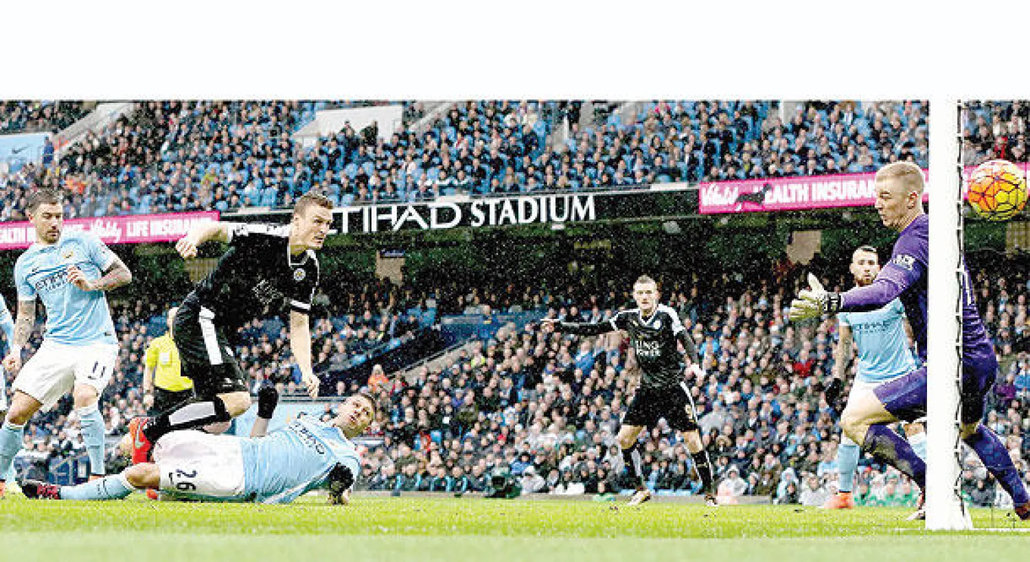 روبرت هوث (الثاني من اليسار) يفتتح أهداف ليستر (إ.ب.أ)