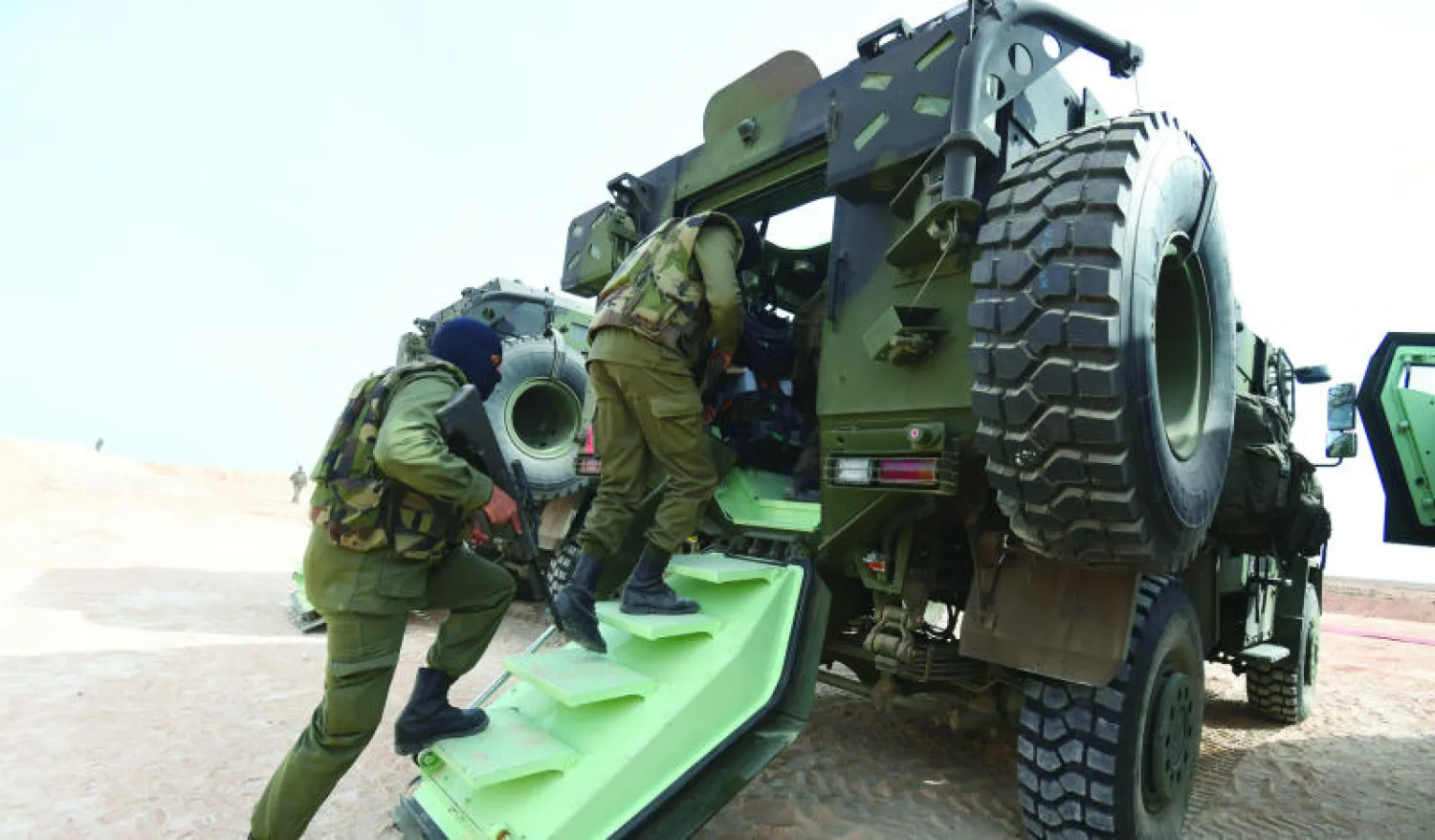 قوات خاصة تونسية في تدريب قرب الحدود الليبية في راس جدير (أ.ف.ب)