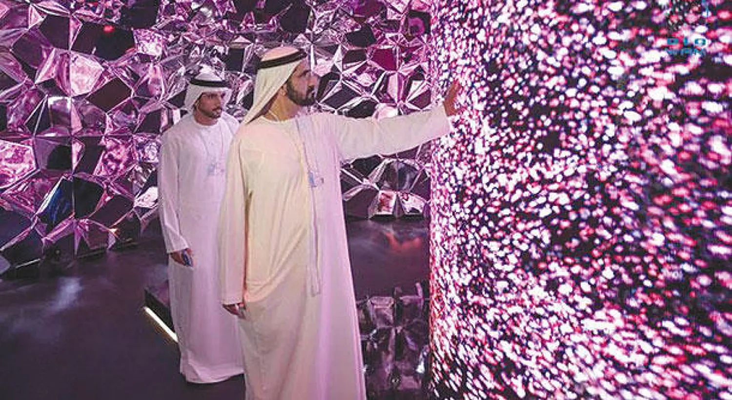 الشيخ محمد بن راشد والشيخ حمدان بن محمد خلال تدشين متحف المستقبل أمس (وام)