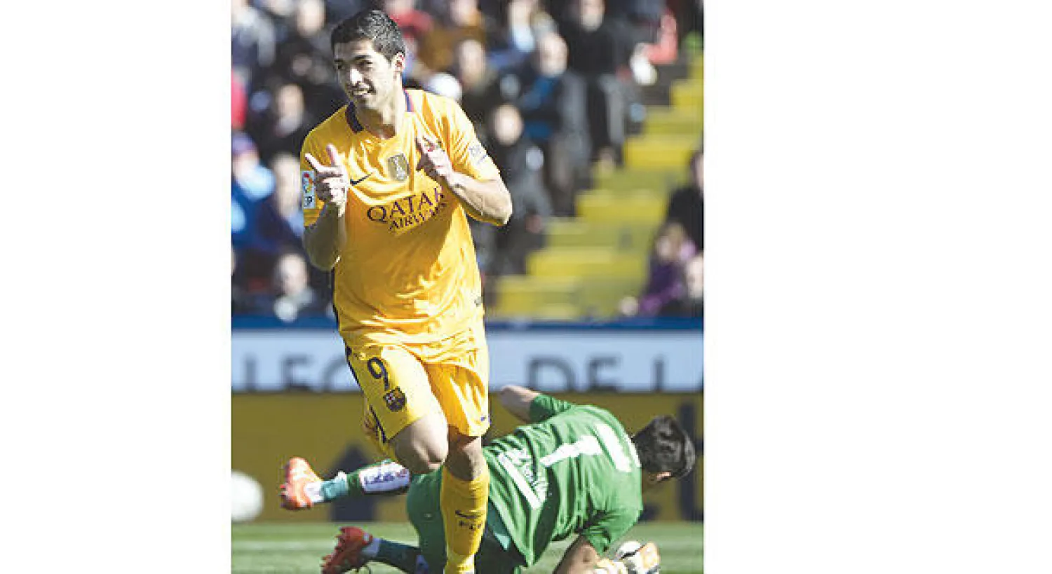 سواريز يحتفل بهدفه الذي أمن الفوز لبرشلونة (أ.ف.ب)