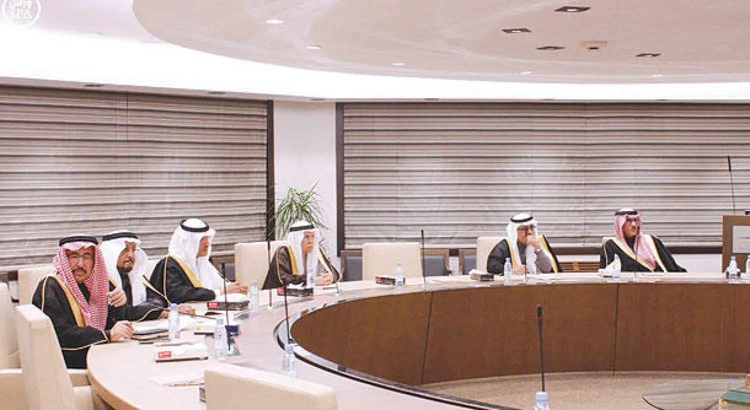 الوزير النعيمي خلال اجتماعه مع نظيره الفنزويلي أمس ويبدو الأمير عبد العزيز بن سلمان نائب وزير البترول السعودي (واس)