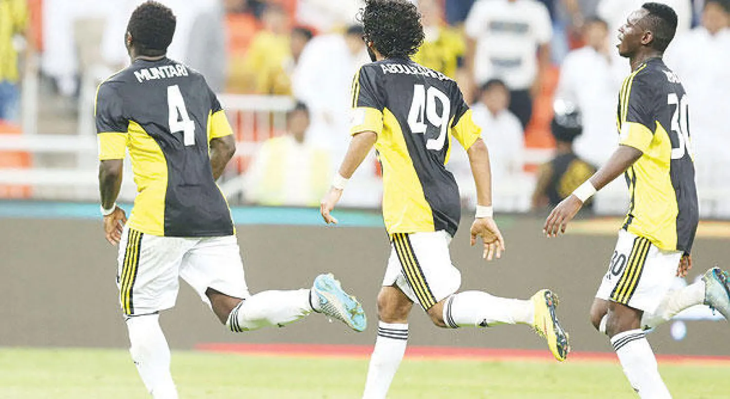 لاعبو الاتحاد بعد أحد أهدافهم في مباراة الرائد (تصوير: عدنان مهدلي)