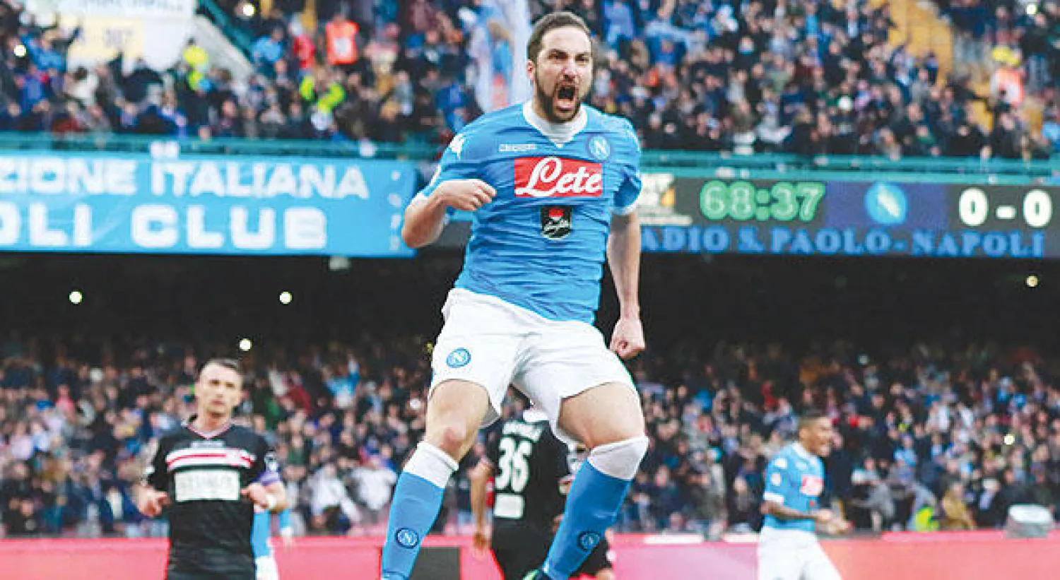 هيغواين نجم نابولي يحتفل بهدفه من ركلة الجزاء (أ.ف.ب)