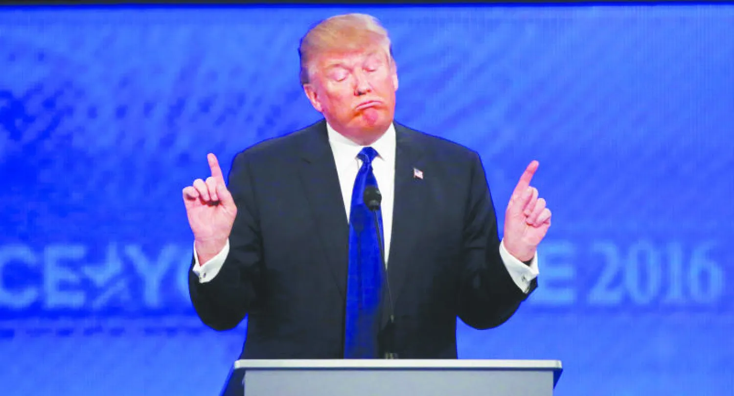 المرشح المحتمل للرئاسة الأميركية دونالد ترامب خلال المناظرة الجمهورية في نيوهامشير أول من أمس («أ. ف. ب»)