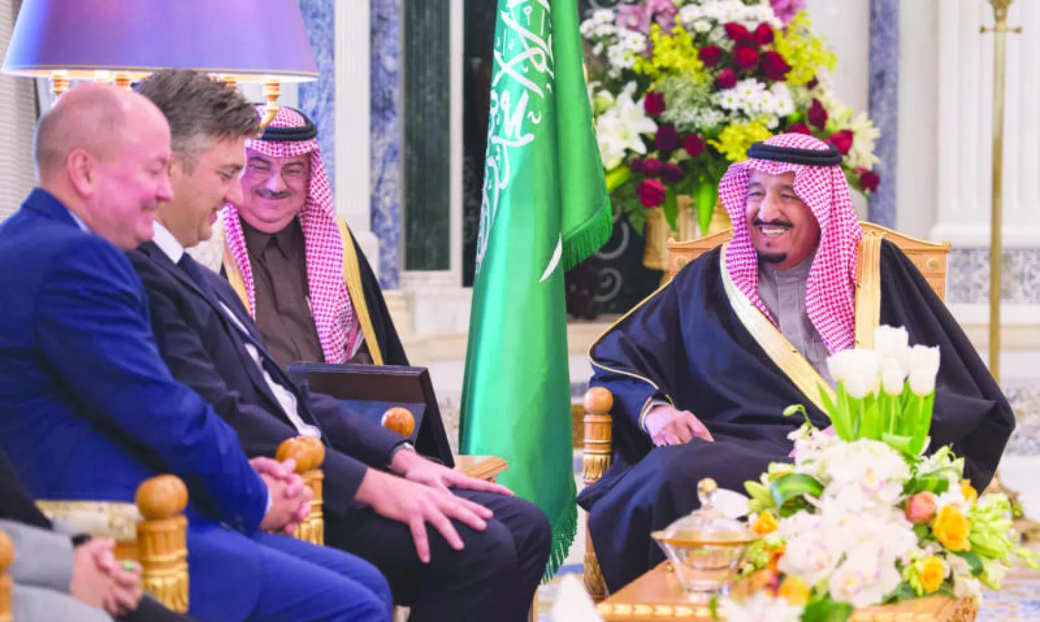 خادم الحرمين الشريفين لدى لقائه رئيس لجنة الشؤون الخارجية بالبرلمان الأوروبي ومرافقيه (واس)