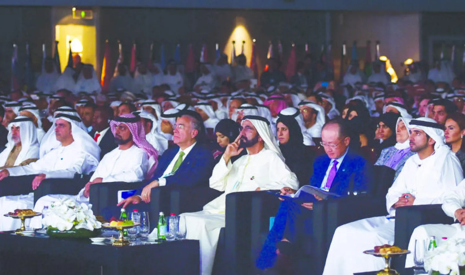 الشيخ محمد بن راشد نائب رئيس دولة الإمارات رئيس مجلس الوزراء حاكم دبي وإلى جواره رئيس البنك الدولي جيم يونغ كيم اثناء كلمة الرئيس الأميريكي باراك اوباما في القمة العالمية للحكومات  (أ. ف. ب)