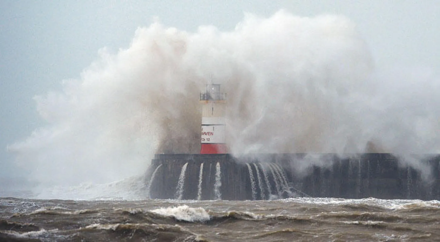 أمواج عاتية تصطدم بمنارة «هافن» على الساحل الجنوبي لإنجلترا أمس (أ.ف.ب)