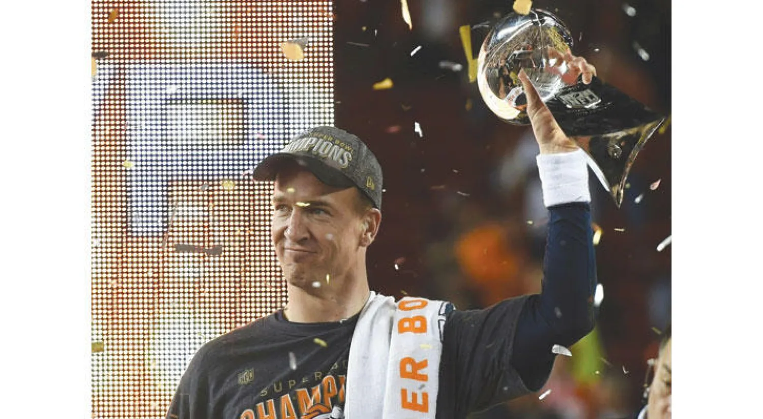 مانينغ نجم برونكوز أكبر لاعب يتوج باللقب (أ.ف.ب)