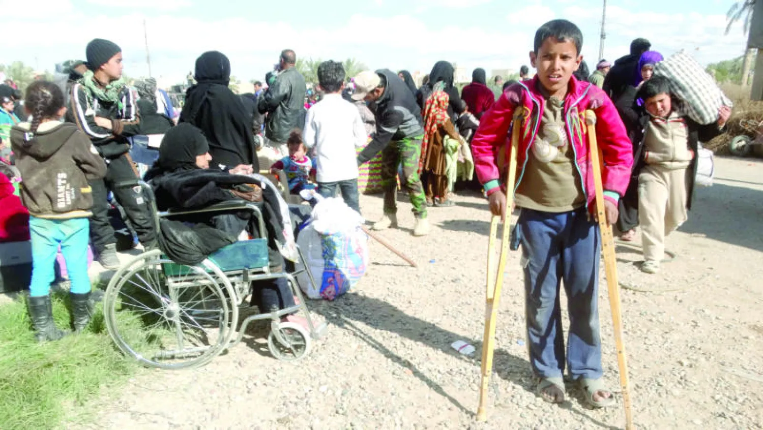 عراقيون في نقطة تفتيش في جويبه في طريقهم  للوصول إلى أماكن آمنة  هروبا من داعش (رويترز)