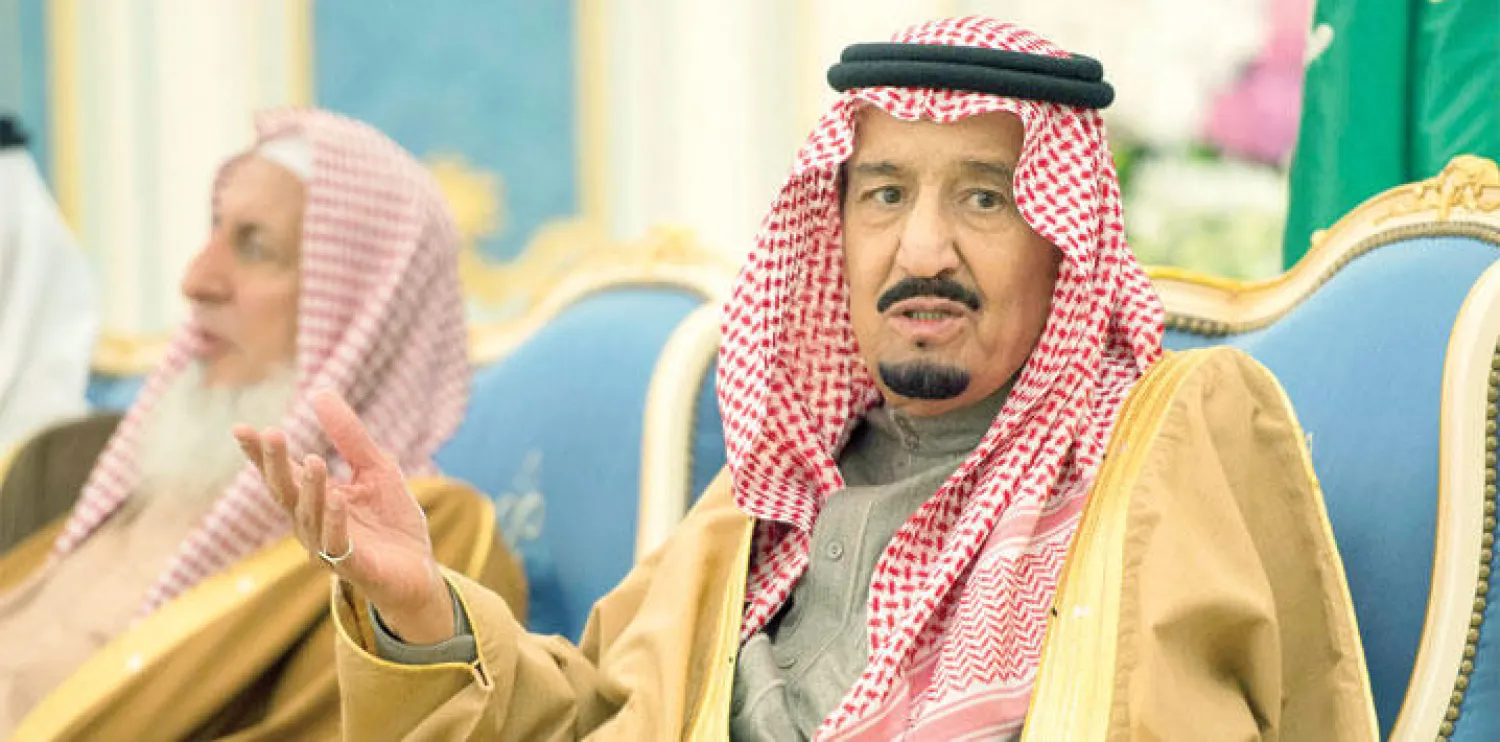 الملك سلمان.. ويبدو إلى جانبه الشيخ عبد العزيز آل الشيخ مفتي عام السعودية (واس)