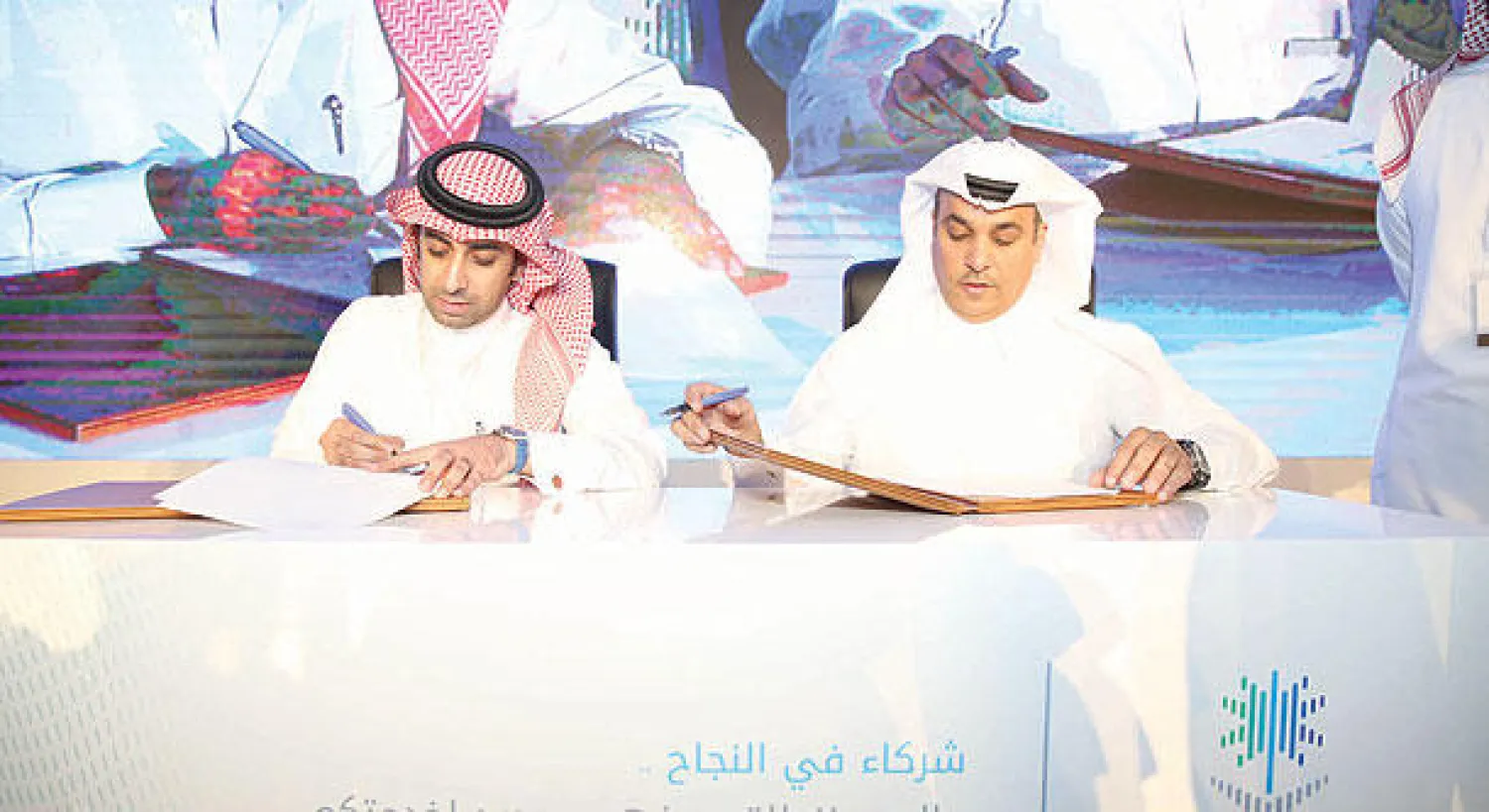 التخيفي خلال توقيعه الاتفاقية مع معهد الأمير أحمد بن سلمان («الشرق الأوسط»)