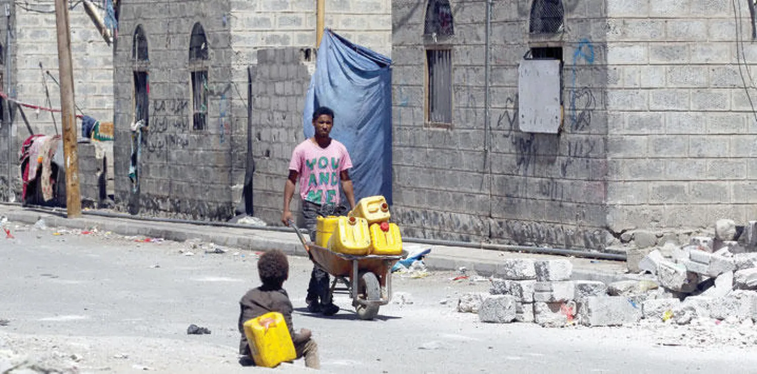 اعتبر البنك الدولي أن 80 % من اليمنيين فقراء وفي حاجة إلى مساعدات (إ.ب.أ)