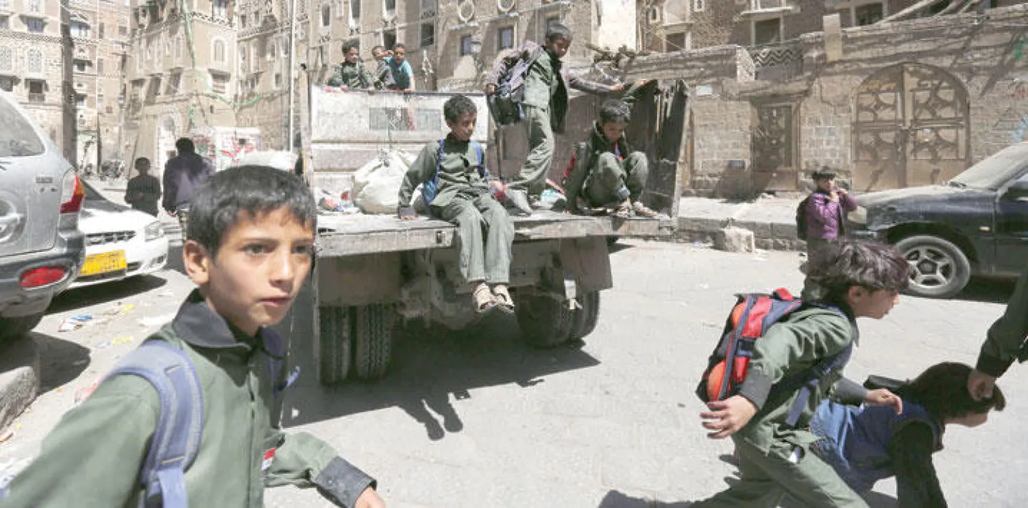 طلاب يمنيون يصلون بشاحنة إلى مركز مدينة صنعاء (إ.ب.أ)