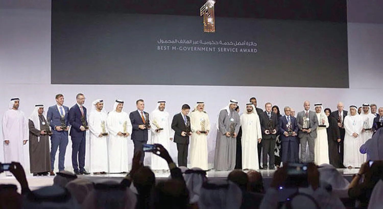 الشيخ محمد بن راشد يتوسط الفائزين بجائزة أفضل خدمة حكومية على الهاتف الجوال («الشرق الأوسط»)