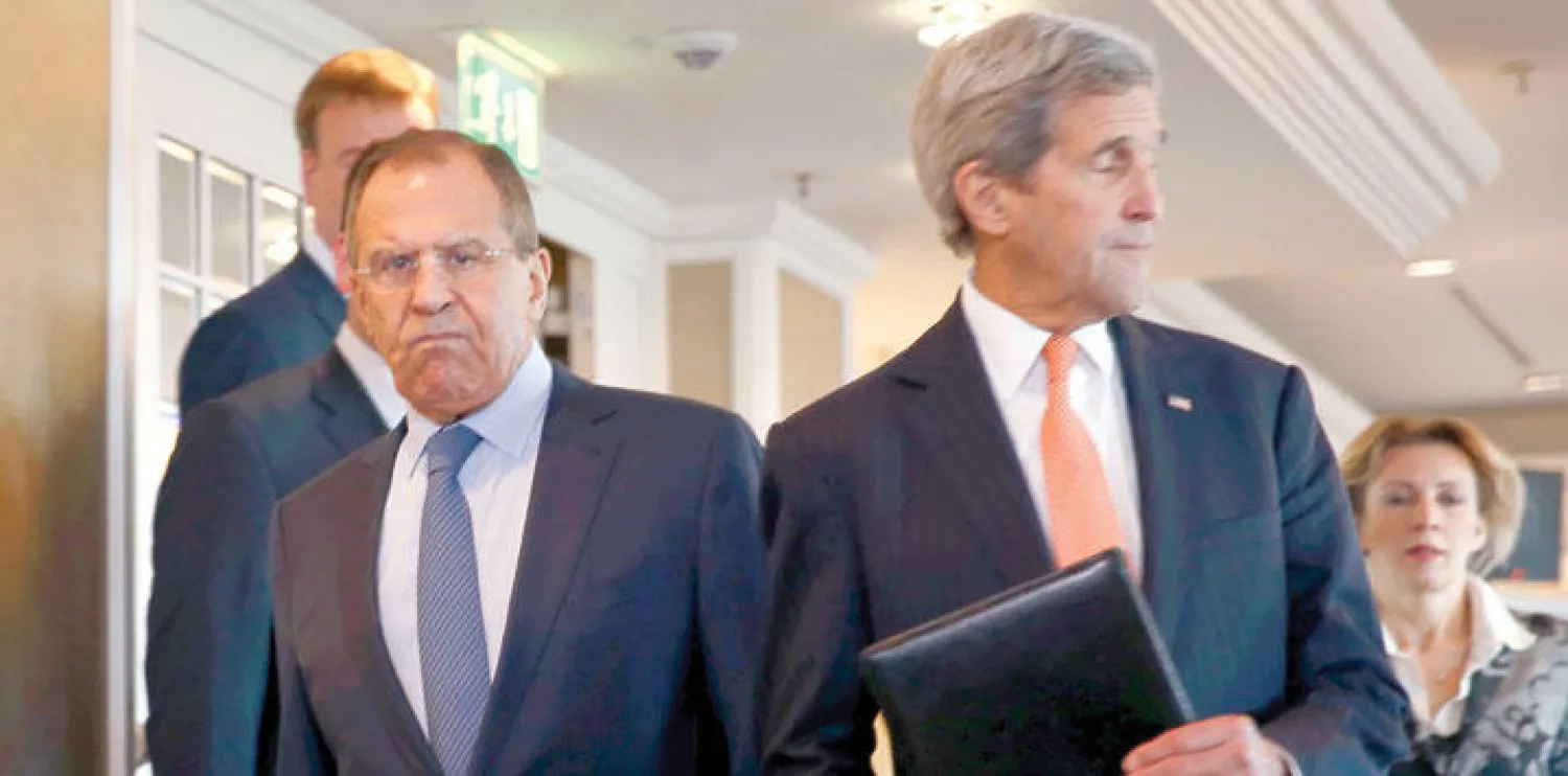 وزير الخارجية الأميركي جون كيري ووزير الخارجية الروسي سيرغي لافروف قبل اجتماع «المجموعة الدولية لدعم سوريا» أمس على هامش مؤتمر ميونيخ للأمن (رويترز)