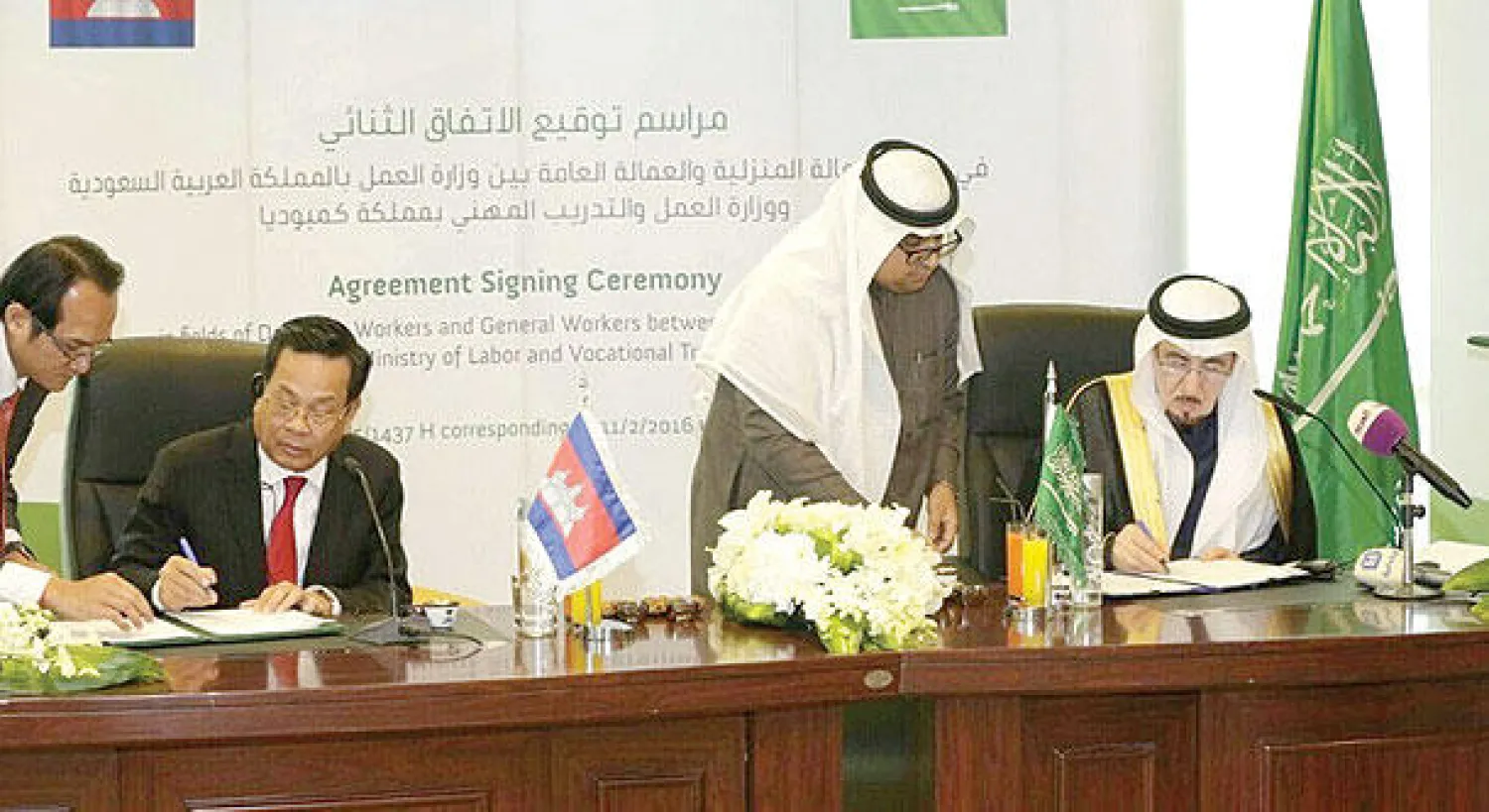 مفرج الحقباني وزير العمل السعودي أثناء توقيع اتفاقية ثنائية مع نظيره الكمبودي في الرياض («الشرق الأوسط»)