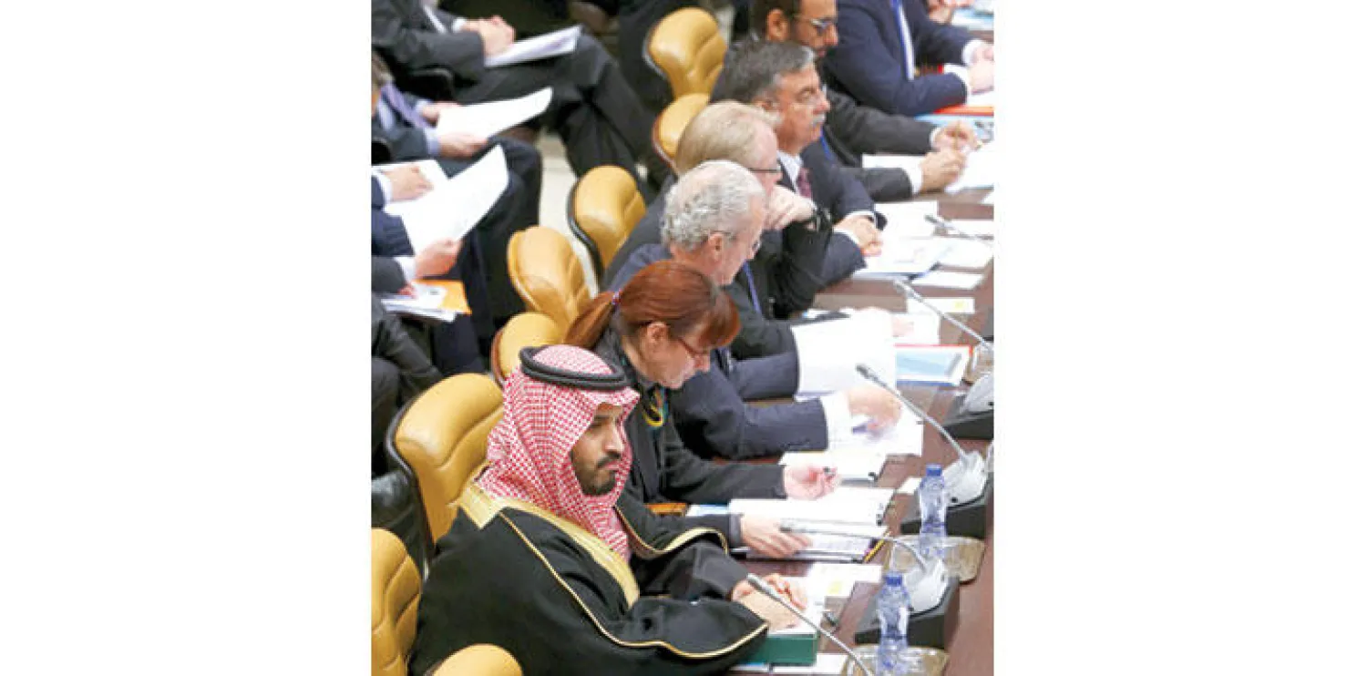 الأمير محمد بن سلمان وزير الدفاع السعودي لدى حضوره اجتماع وزراء دفاع دول التحالف الدولي ضد «داعش» في مقر حلف شمال الأطلسي ببروكسل أمس (رويترز)